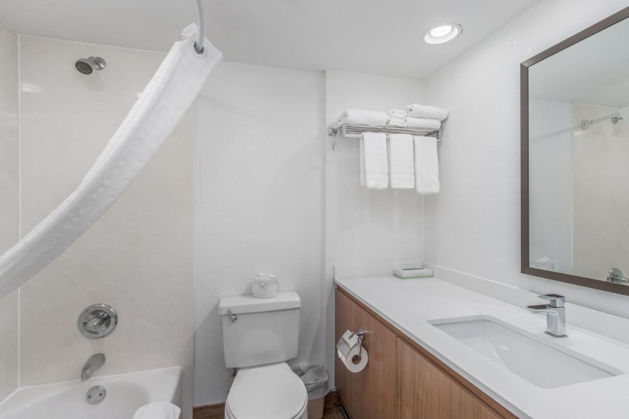 Standard King Room at Crossroads Inn & Suites