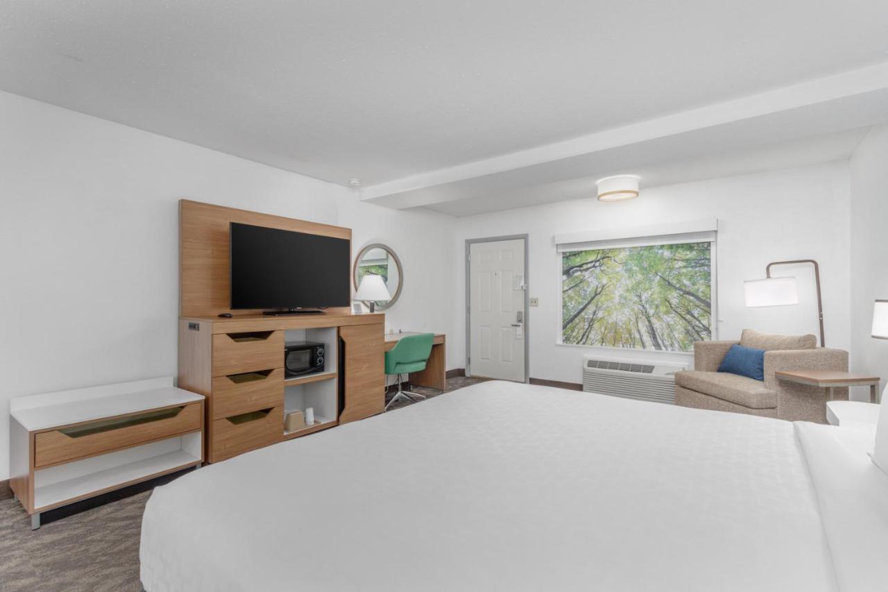 Standard King Room at Crossroads Inn & Suites