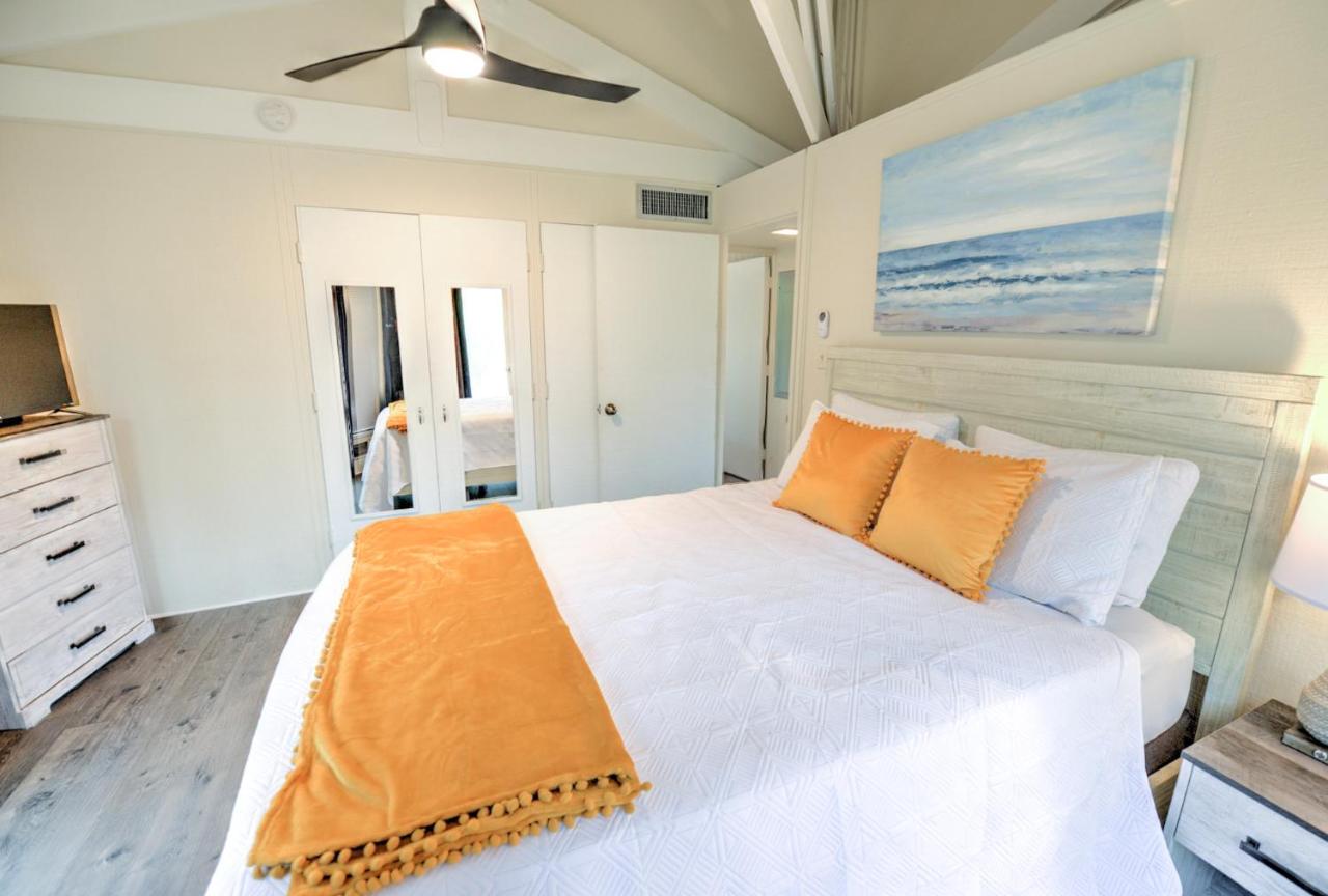  | Seabrook Treehouse w/ beach bikes included less than 0.4 miles from beach.