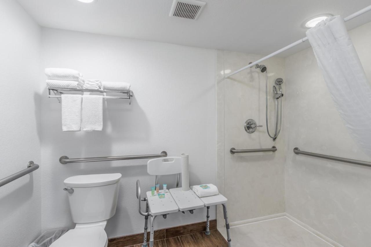 King Room - Disability Access at Crossroads Inn & Suites