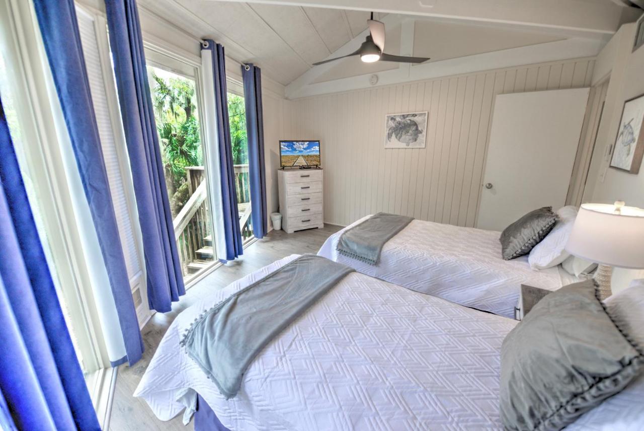  | Seabrook Treehouse w/ beach bikes included less than 0.4 miles from beach.