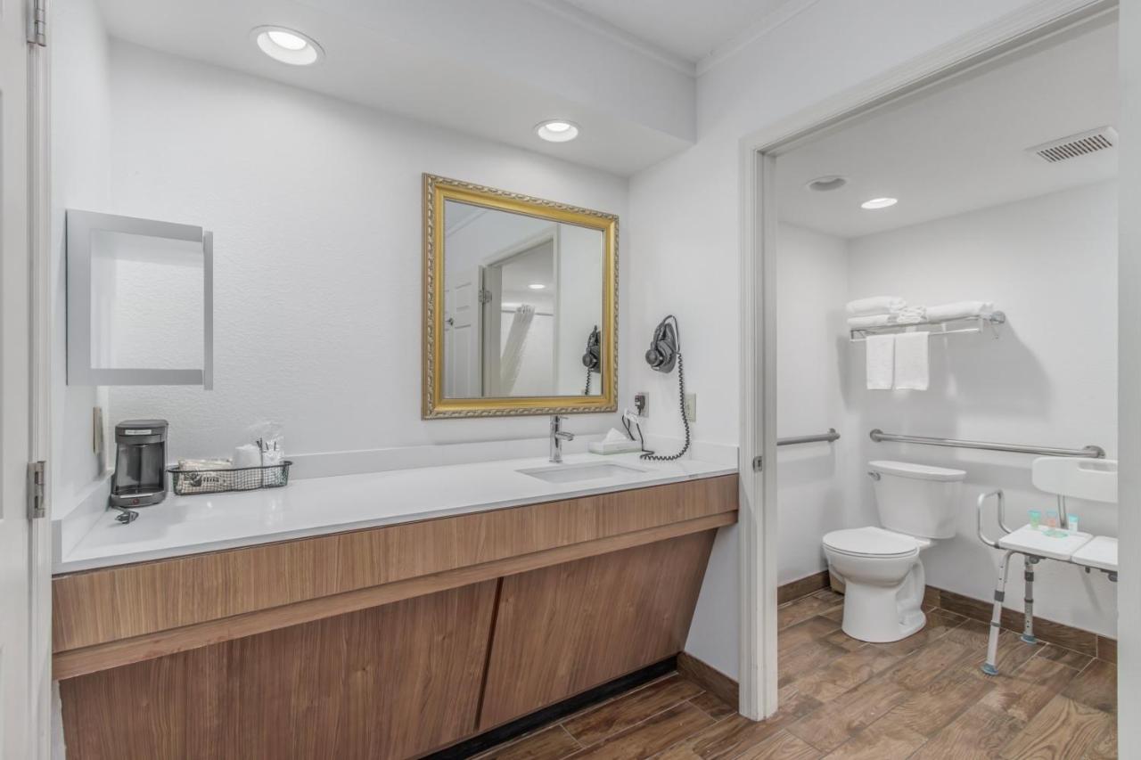 King Room - Disability Access at Crossroads Inn & Suites
