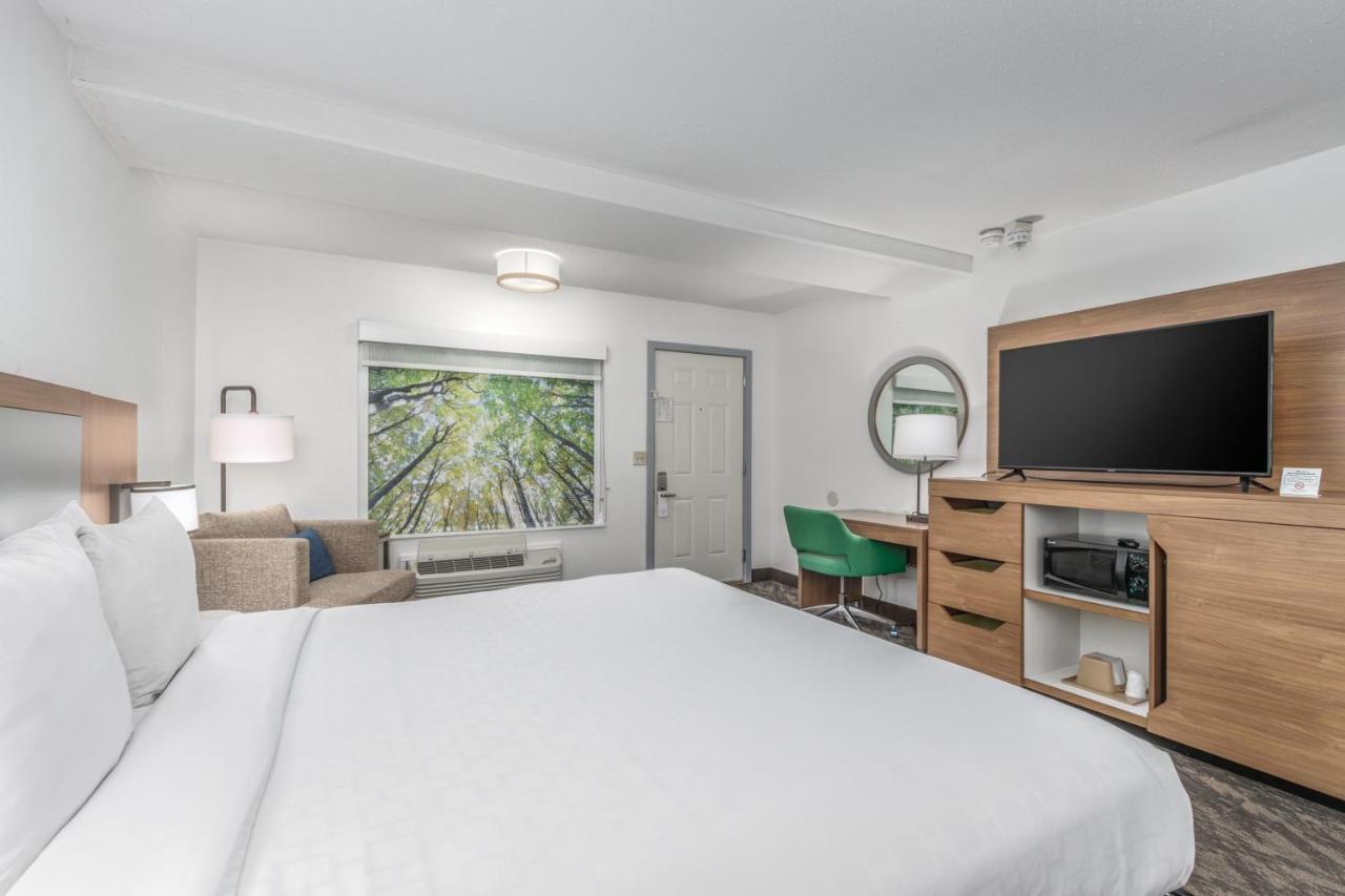 King Room - Disability Access at Crossroads Inn & Suites