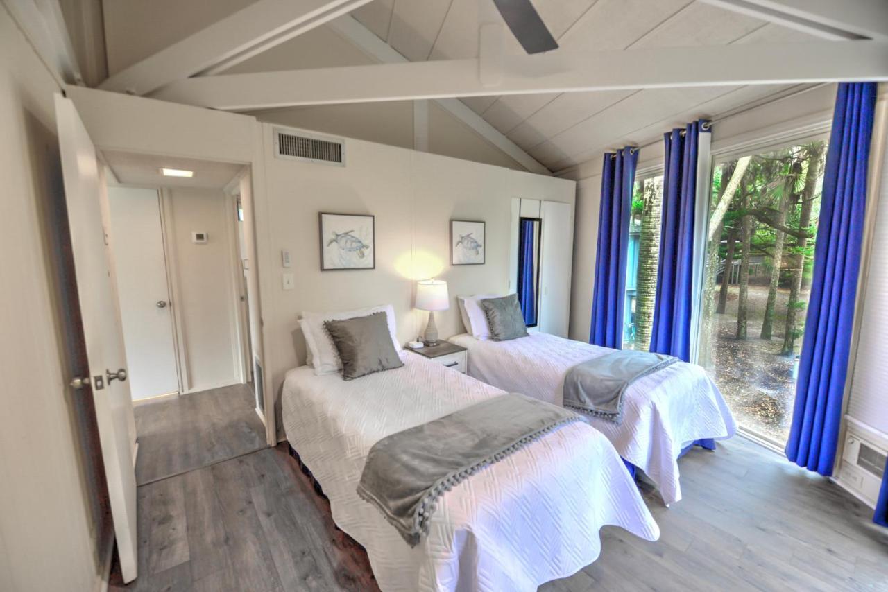  | Seabrook Treehouse w/ beach bikes included less than 0.4 miles from beach.