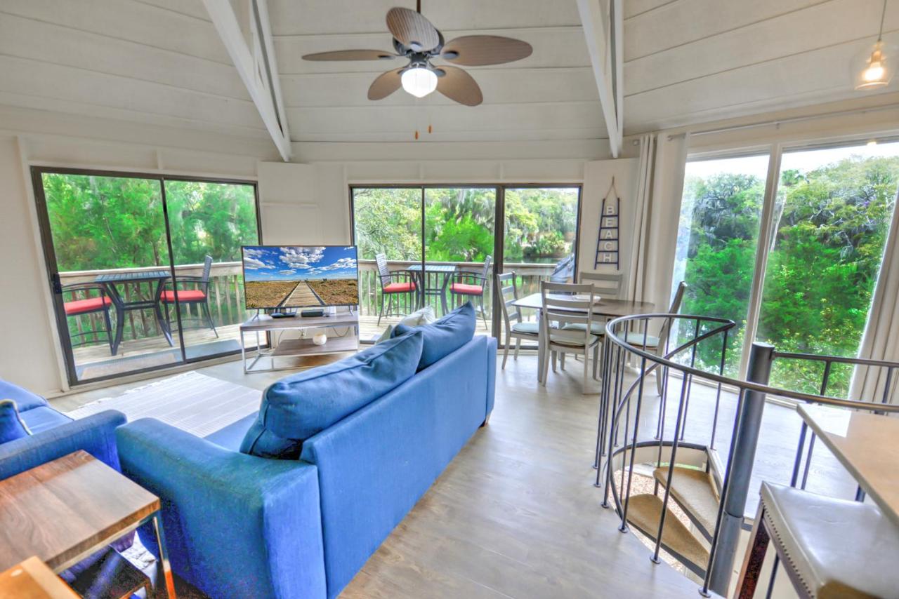  | Seabrook Treehouse w/ beach bikes included less than 0.4 miles from beach.