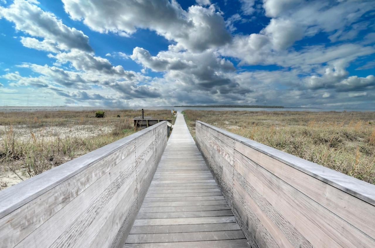  | Seabrook Treehouse w/ beach bikes included less than 0.4 miles from beach.