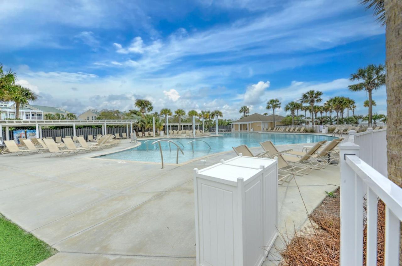  | Seabrook Treehouse w/ beach bikes included less than 0.4 miles from beach.