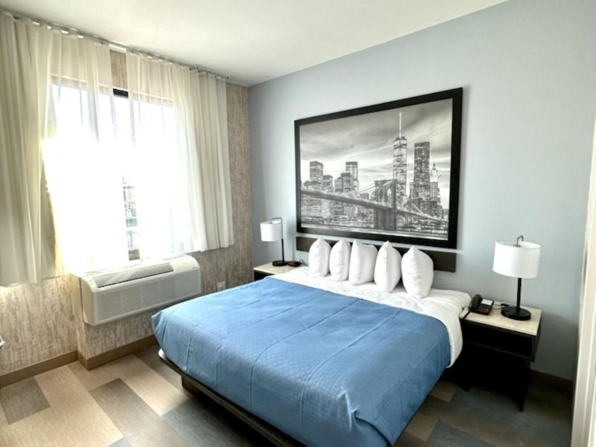 King Room - Non-Smoking at Super 8 By Wyndham Brooklyn Pennsylvania Ave