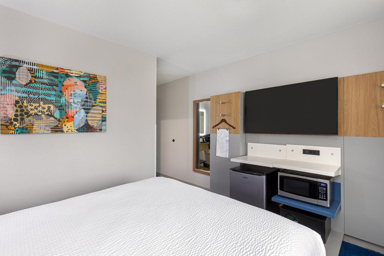 Queen Room - Non-Smoking at Microtel Inn & Suites by Wyndham Manchester