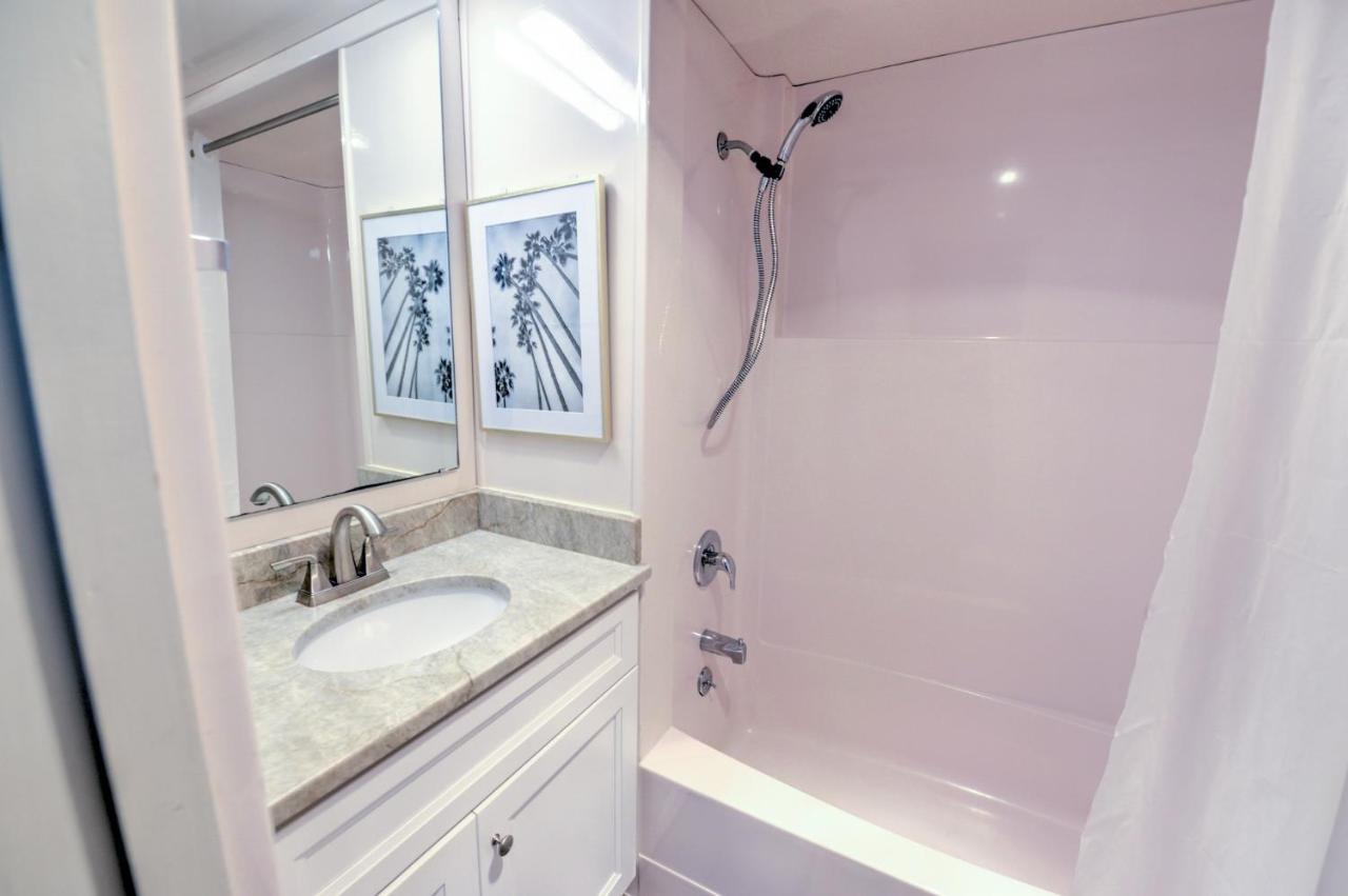  | Seabrook Treehouse w/ beach bikes included less than 0.4 miles from beach.
