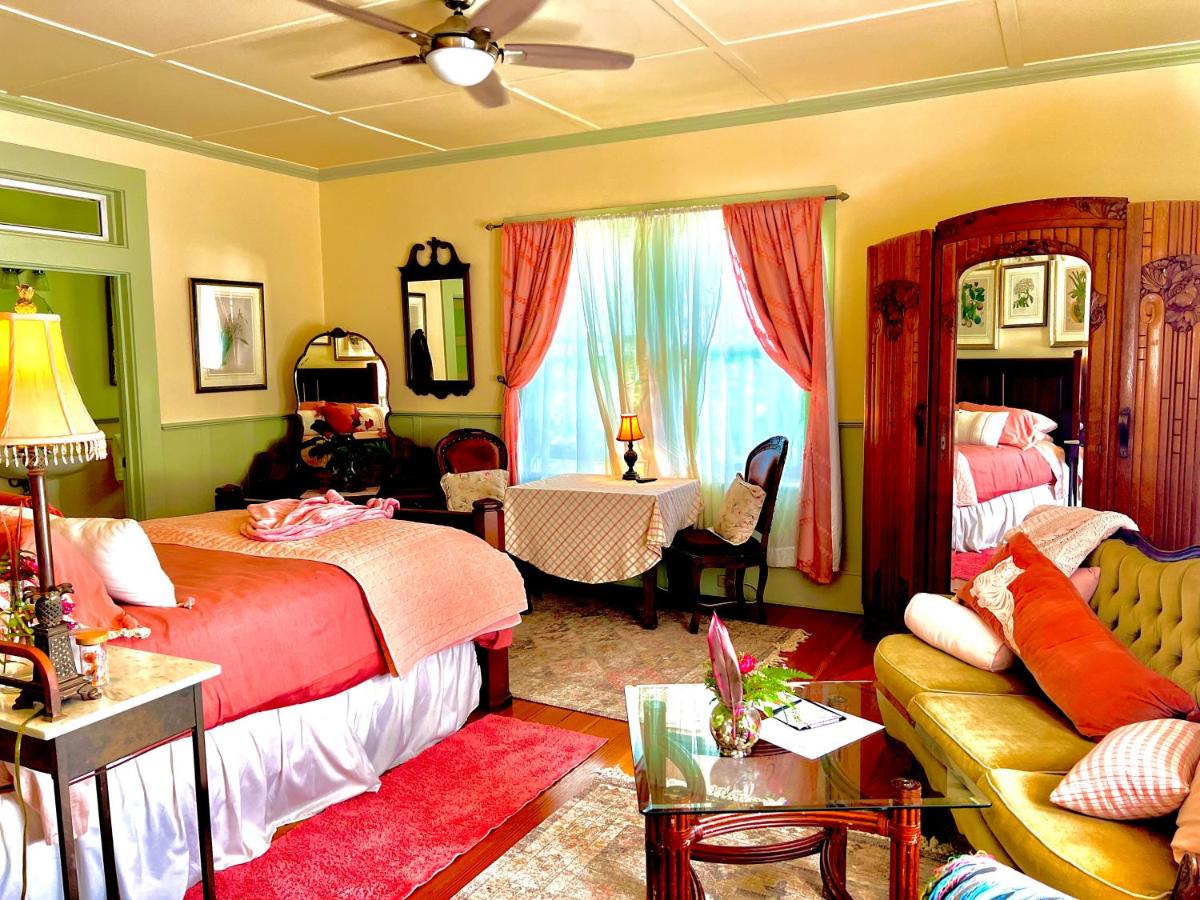 | Elegant Royal Suites at Aloha Boutique Vegan B&B Inn, alcohol-free, smoke-free