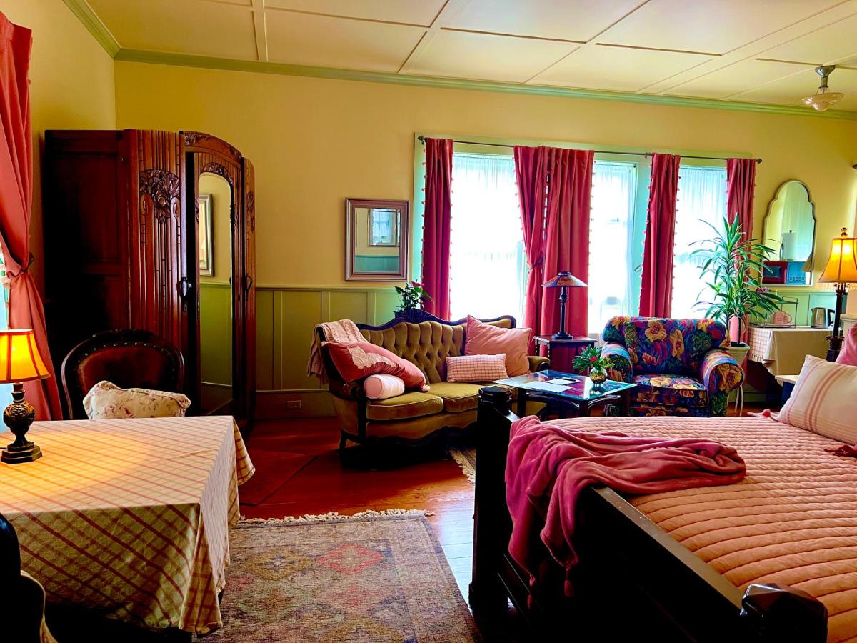 | Elegant Royal Suites at Aloha Boutique Vegan B&B Inn, alcohol-free, smoke-free
