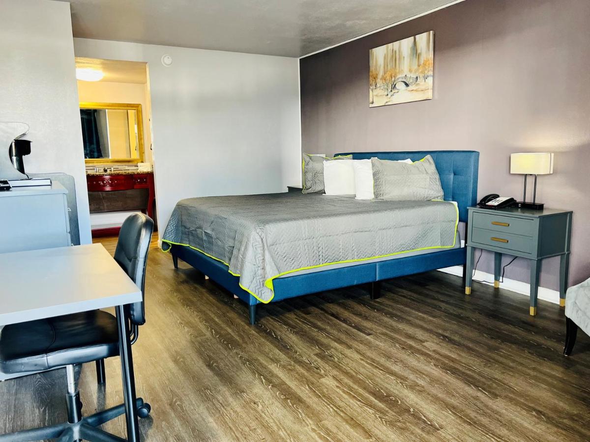 | R Nite Star Inn and Suites -Home of the Cowboys & Rangers
