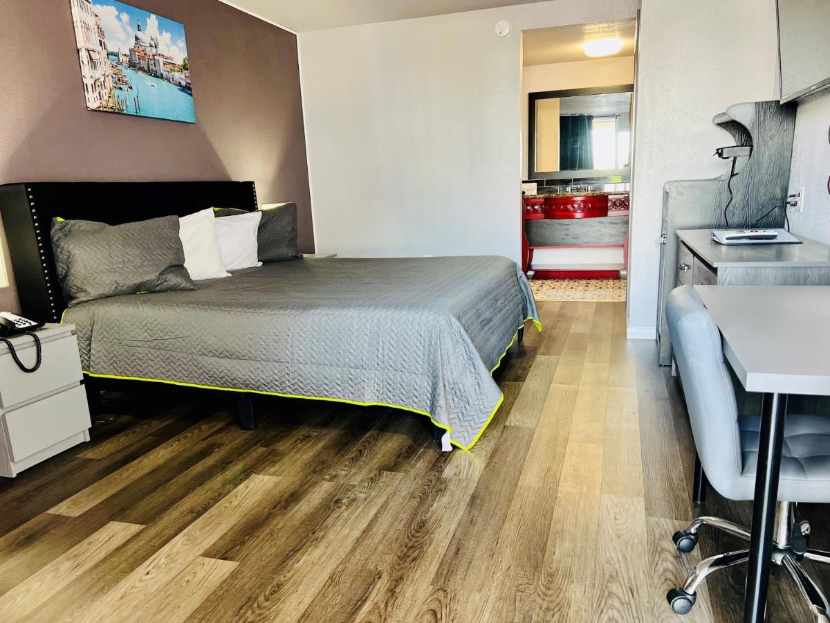 | R Nite Star Inn and Suites -Home of the Cowboys & Rangers