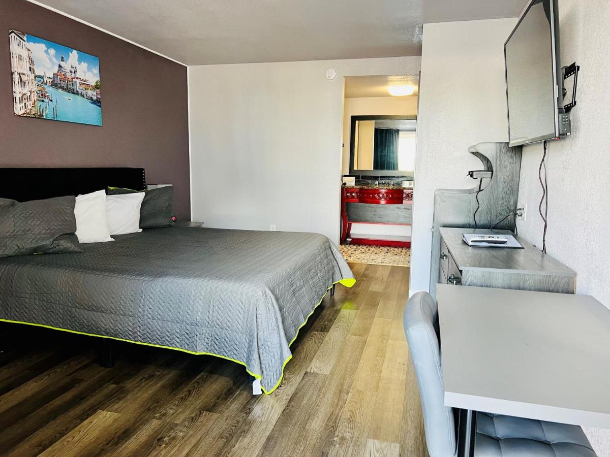 | R Nite Star Inn and Suites -Home of the Cowboys & Rangers