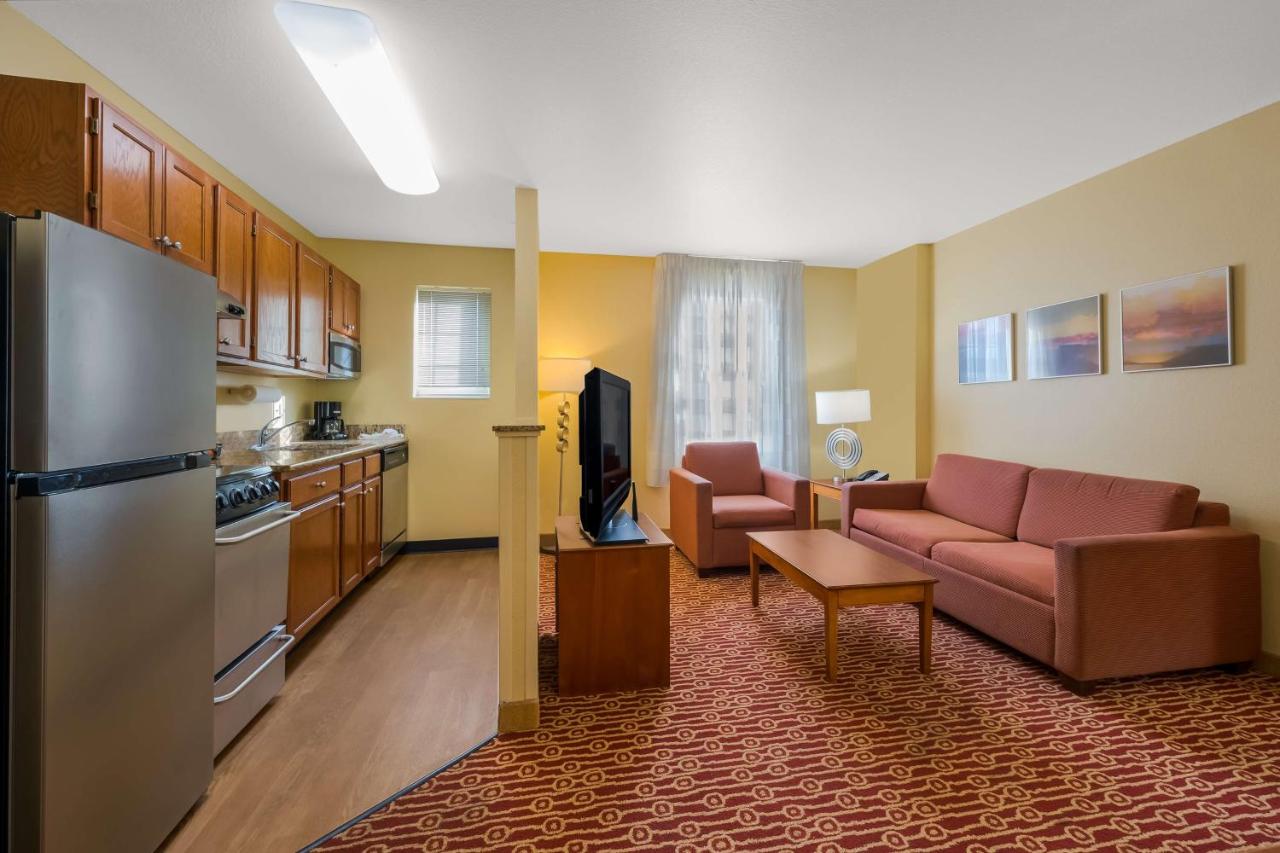 One Bedroom Suite Queen - Home Office at Sonesta Simply Suites Detroit Novi