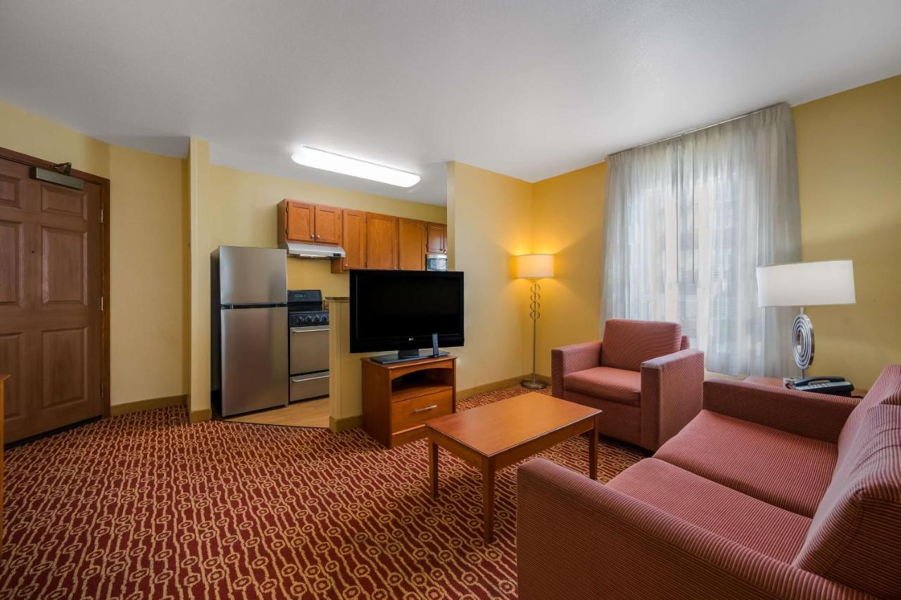 One Bedroom Suite Queen - Home Office at Sonesta Simply Suites Detroit Novi
