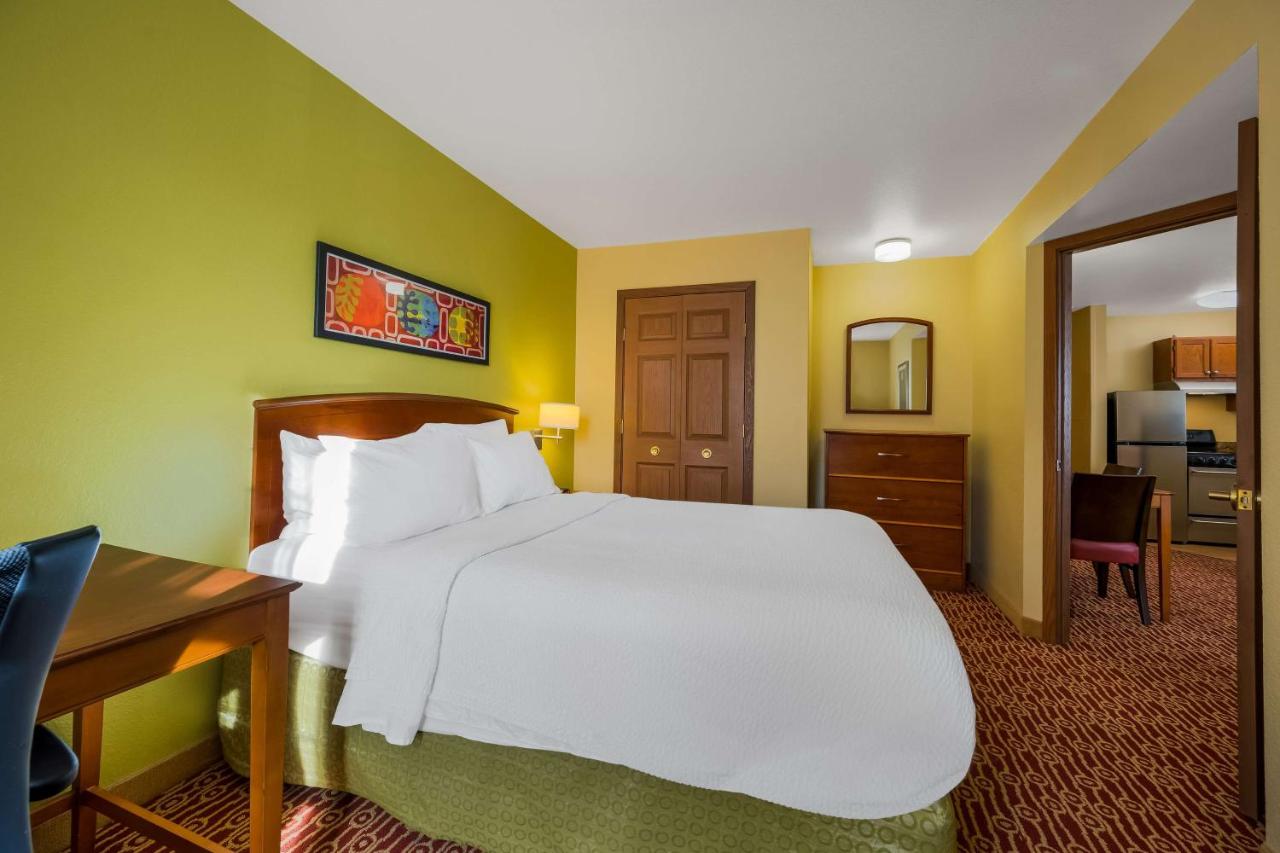 One Bedroom Suite Queen - Home Office at Sonesta Simply Suites Detroit Novi