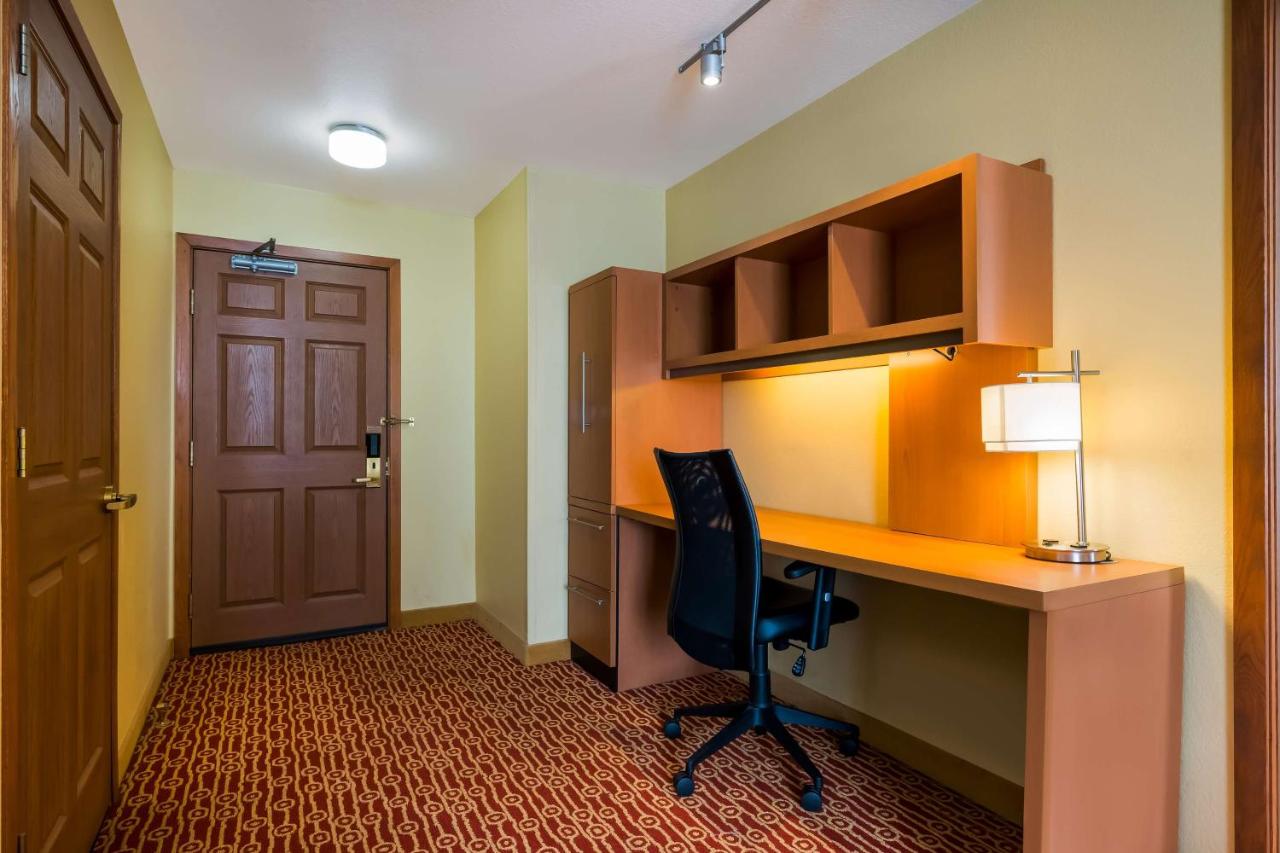 Studio Suite Queen - Home Office at Sonesta Simply Suites Detroit Novi