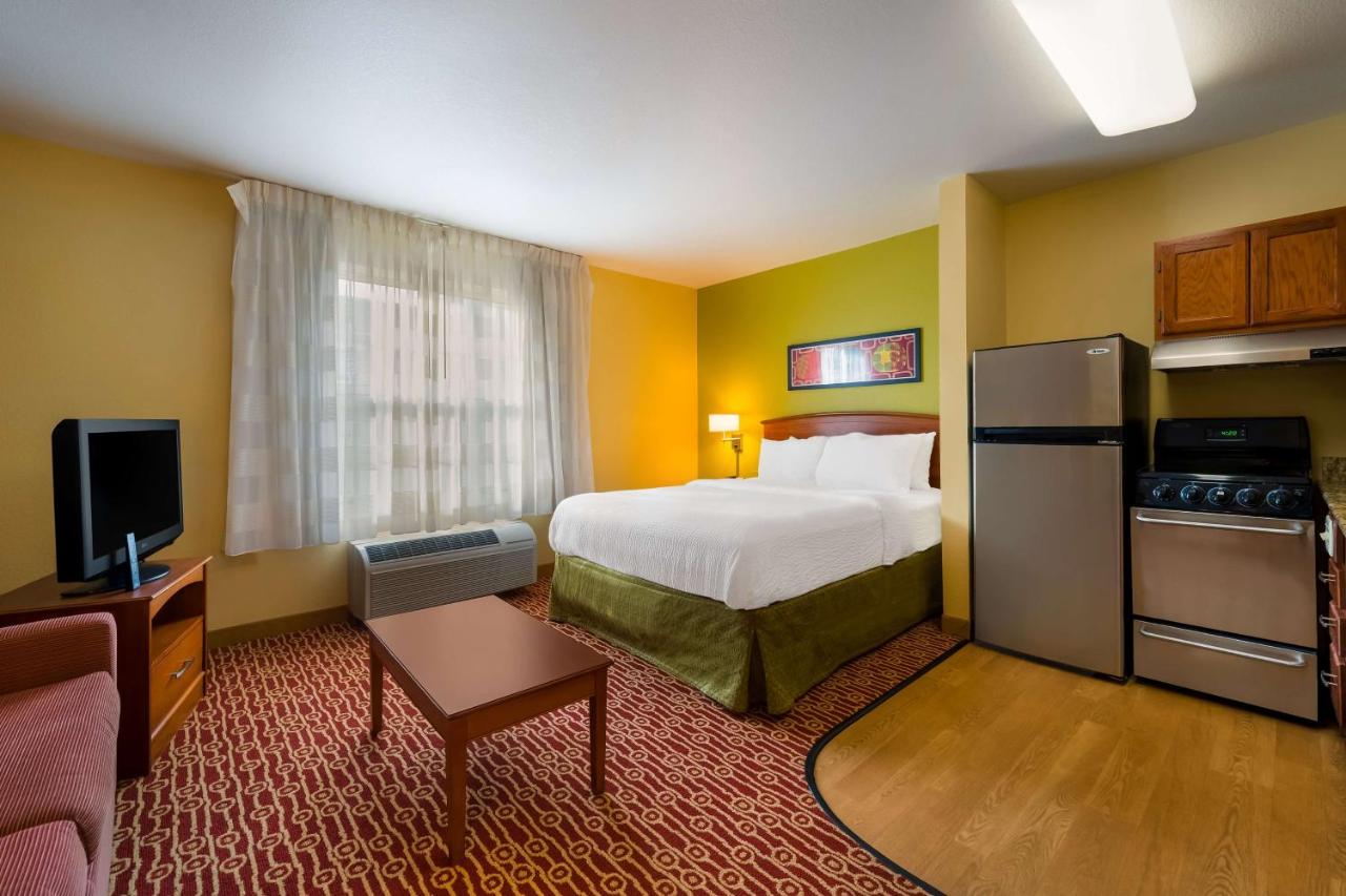 Studio Suite Queen - Home Office at Sonesta Simply Suites Detroit Novi