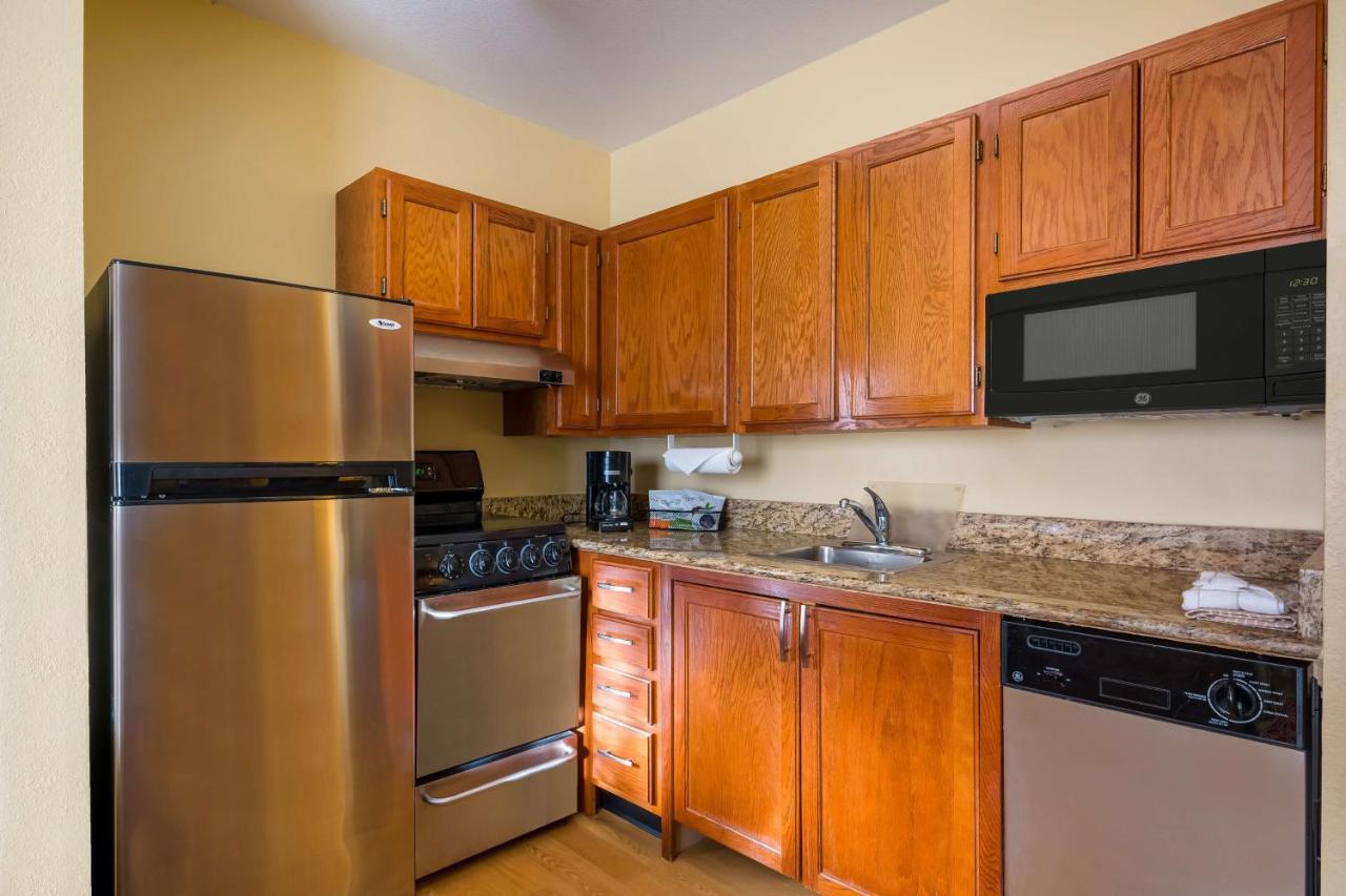Studio Suite Queen - Home Office at Sonesta Simply Suites Detroit Novi