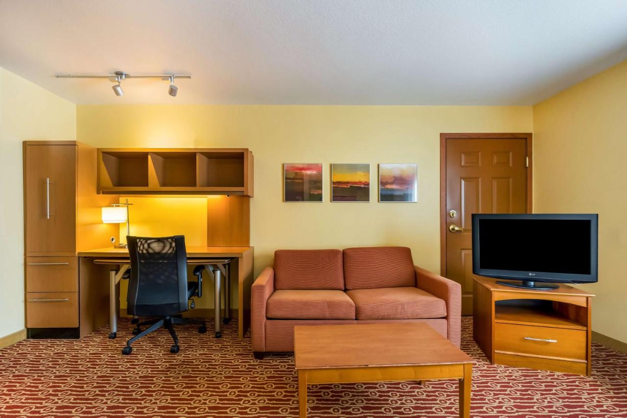 Studio Suite Queen - Home Office at Sonesta Simply Suites Detroit Novi