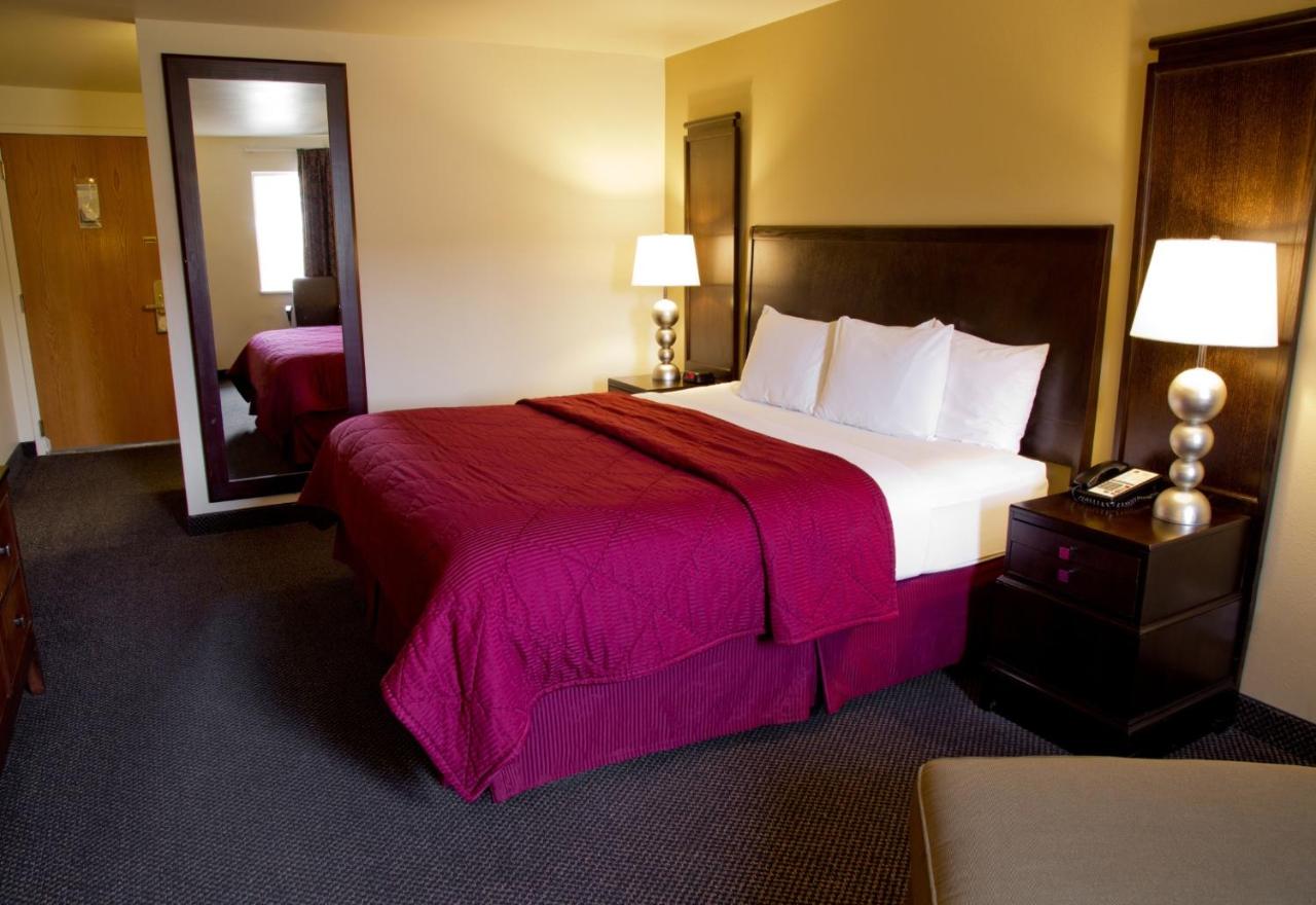 King Room with Balcony - Non-Smoking / No Pets Allowed at Cedars Inn