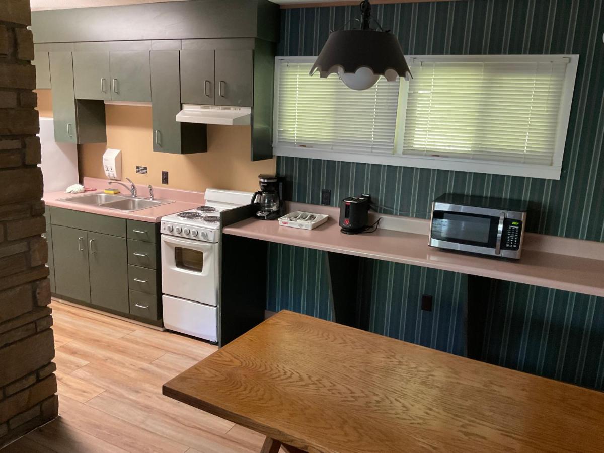| Carr's Northside Hotel and Cottages