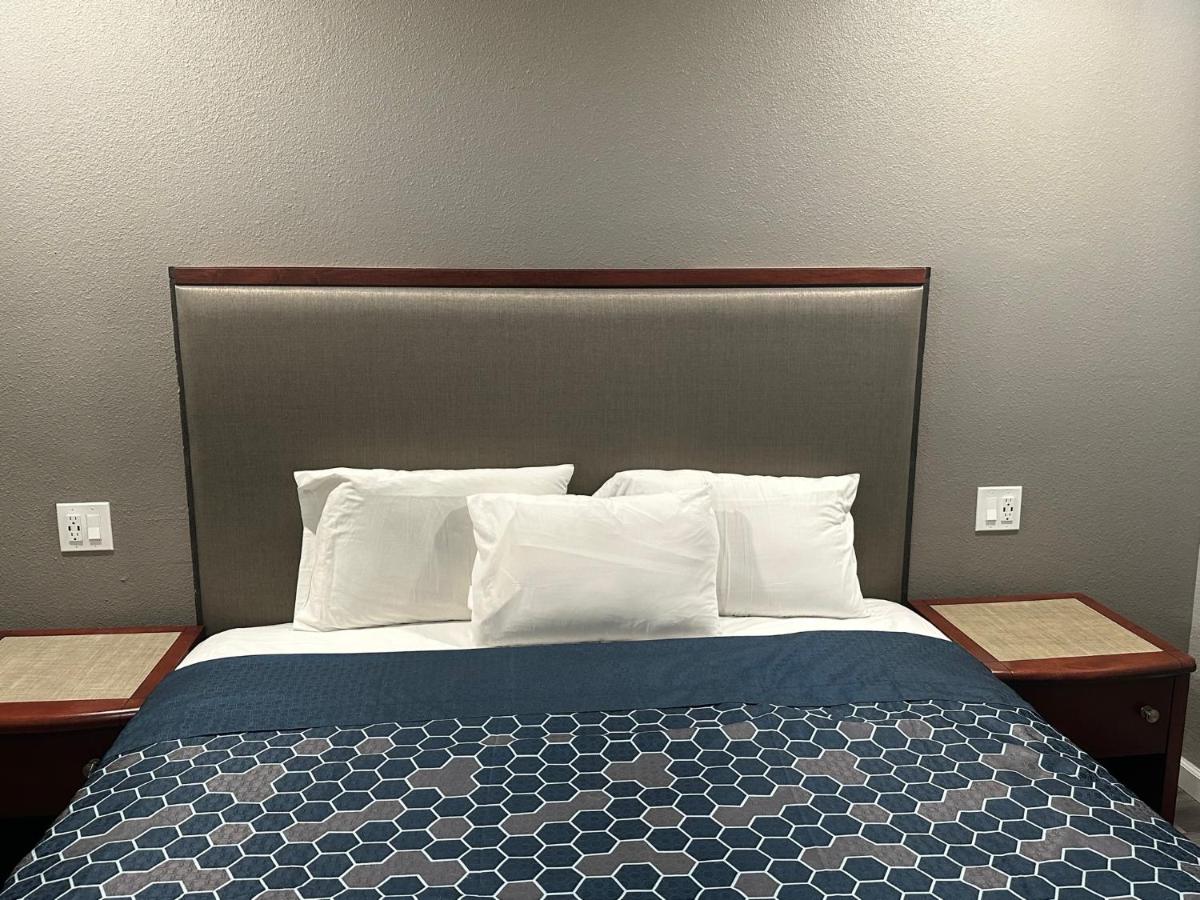 | ROYAL MOTEL TRACY