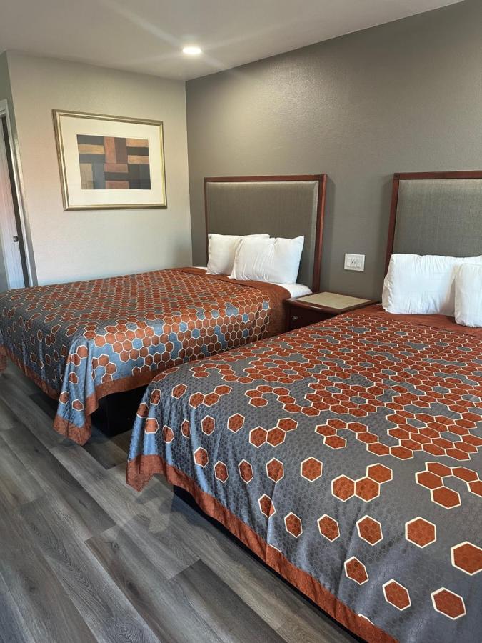 | ROYAL MOTEL TRACY