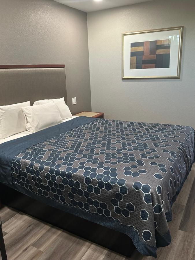 | ROYAL MOTEL TRACY