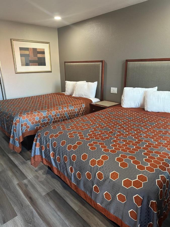 | ROYAL MOTEL TRACY