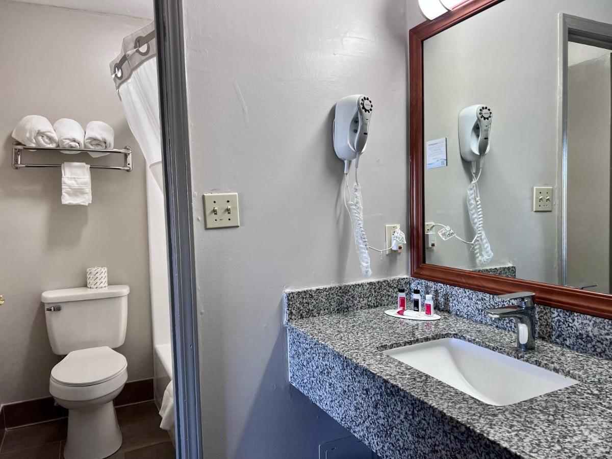 Double Room with Two Double Beds - Smoking at Days Inn by Wyndham Greenville
