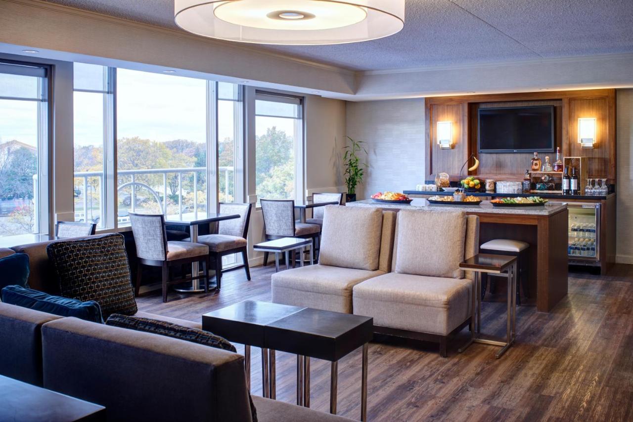 Executive Suite, Concierge level, 1 Bedroom Executive Suite at Detroit Metro Airport Marriott