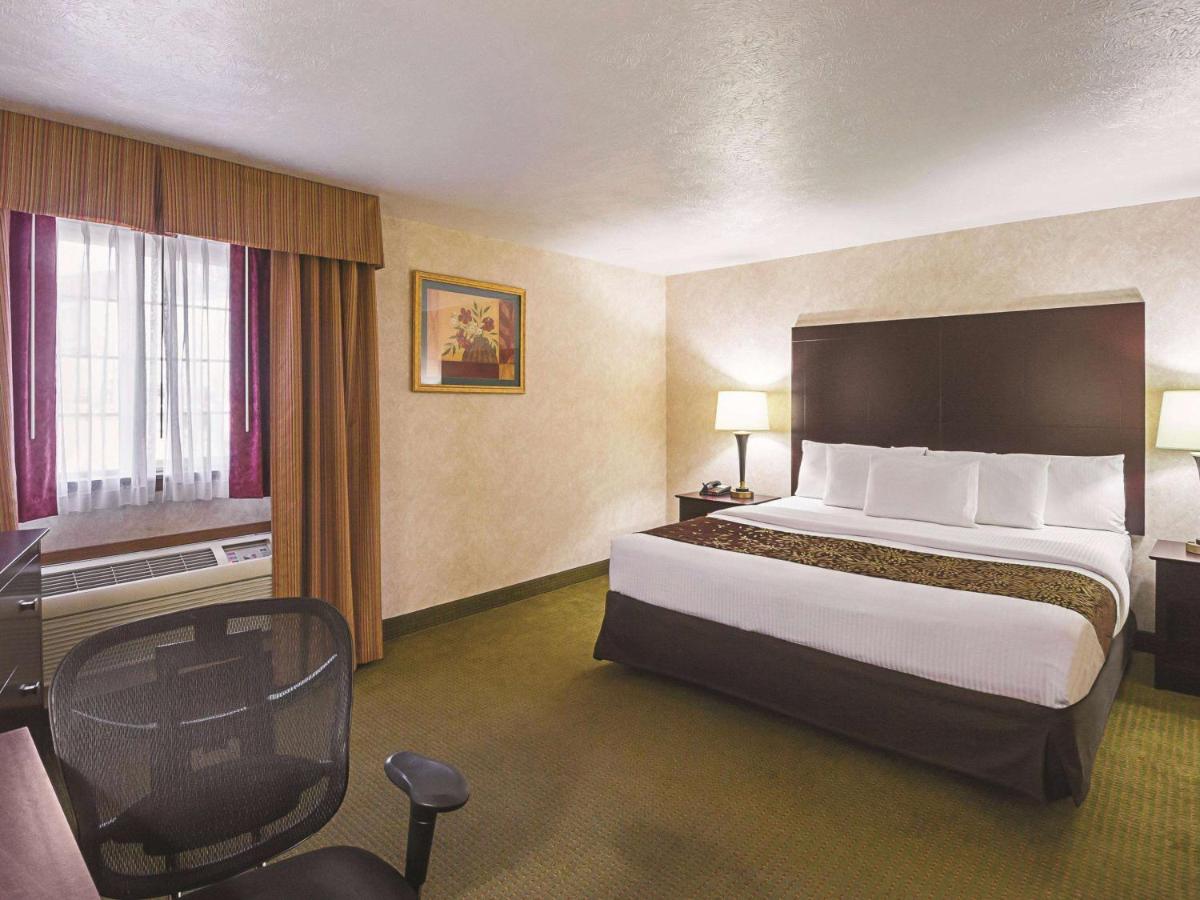 King Room at La Quinta Inn & Suites by Wyndham Woodburn