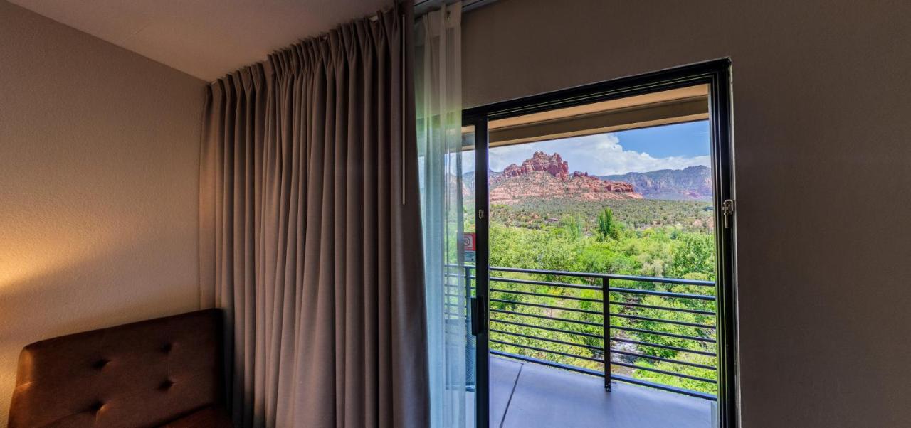 King Room with Balcony at Cedars Resort