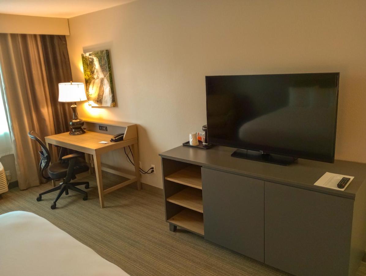 Family Room at Country Inn & Suites by Radisson, Portland International Airport, OR