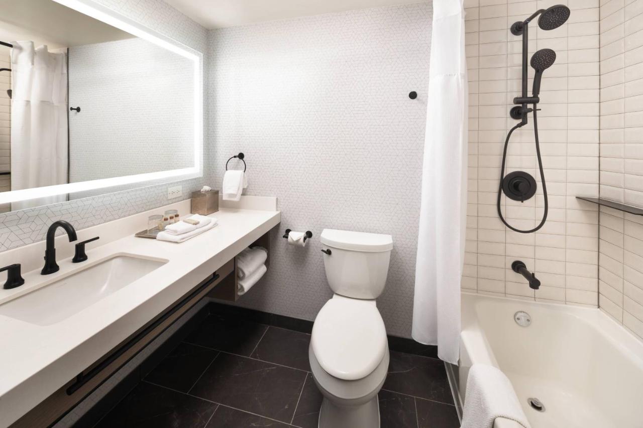 Lake View, Guest room, 2 Double, Lake view at Renaissance Fort Lauderdale West Hotel