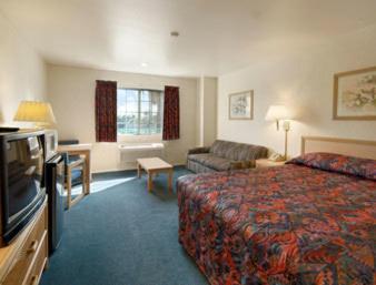 Business Queen Room Non Smoking at Days Inn by Wyndham Riverside Tyler Mall