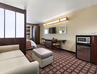 Queen Studio Suite - Non-Smoking at Microtel Inn & Suites by Wyndham Wheeler Ridge