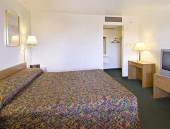 King Room - Non-Smoking at Super 8 by Wyndham Vernon