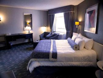 Executive King Studio Suite - Non-Smoking at Ramada Plaza by Wyndham West Hollywood Hotel & Suites