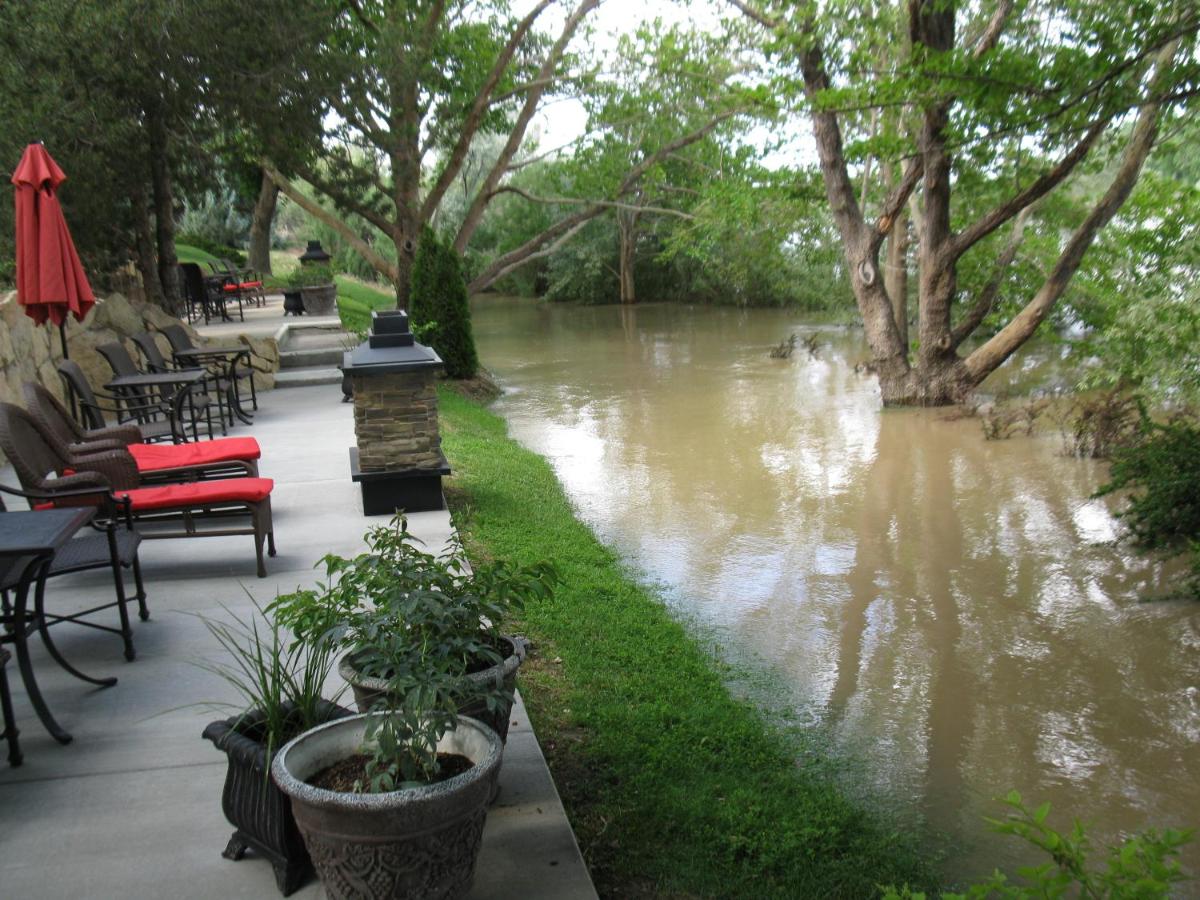 | River Terrace Inn