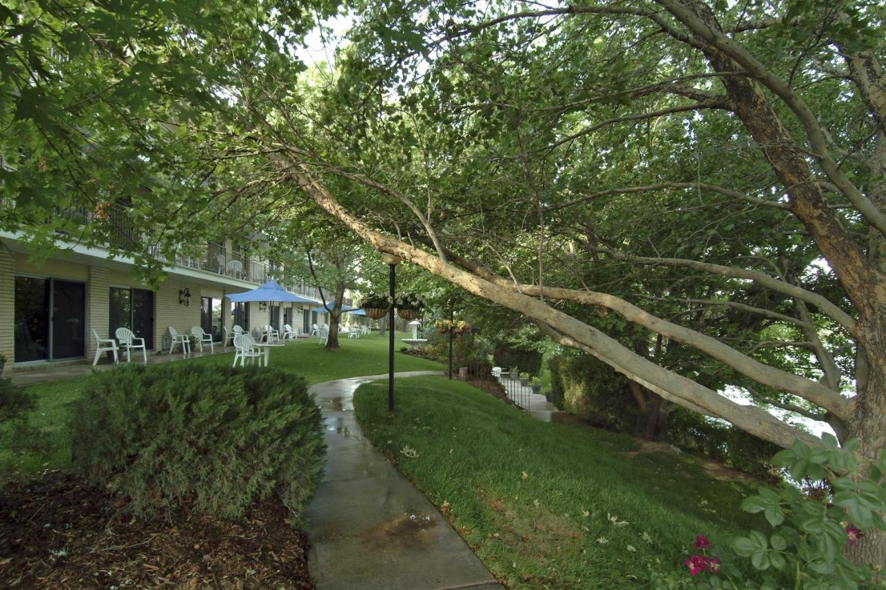  | River Terrace Inn