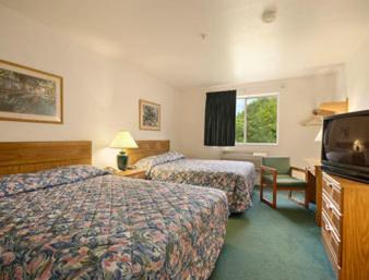 Queen Room with Two Queen Beds - Non-Smoking at Super 8 by Wyndham Canonsburg/Pittsburgh Area