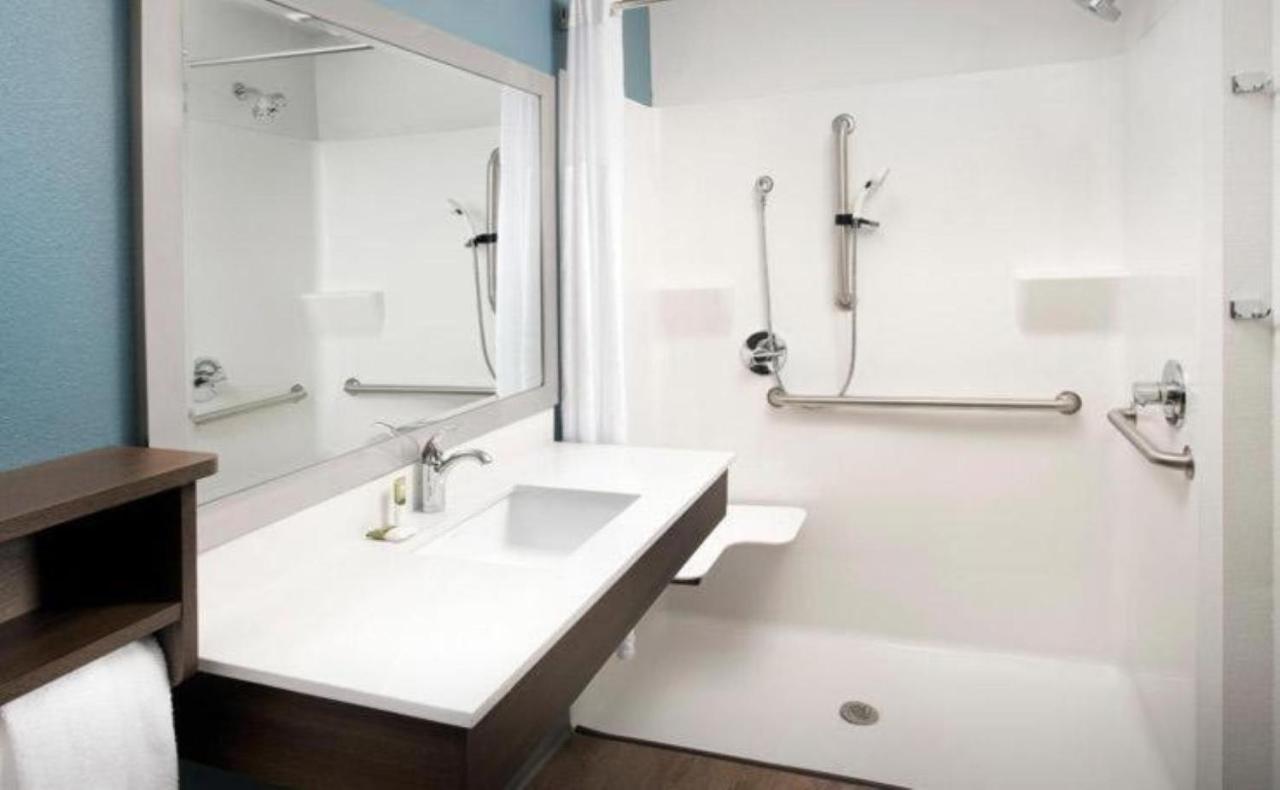 Queen Room with Roll-In Shower - Accessible/Non Smoking at Woodspring Suites Mesa Chandler