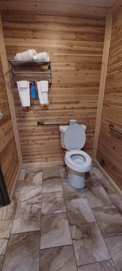 1 King Bed, Deluxe Mobility Accessible Room, Non-Smoking at Days Inn by Wyndham Cadillac