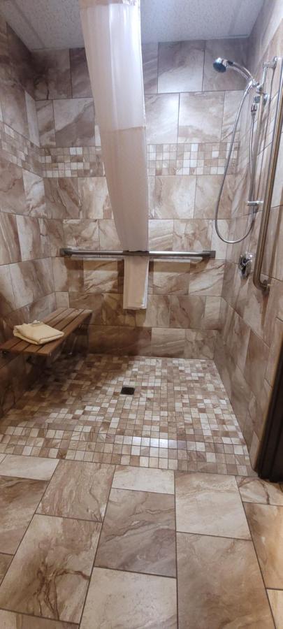 1 King Bed, Deluxe Mobility Accessible Room, Non-Smoking at Days Inn by Wyndham Cadillac