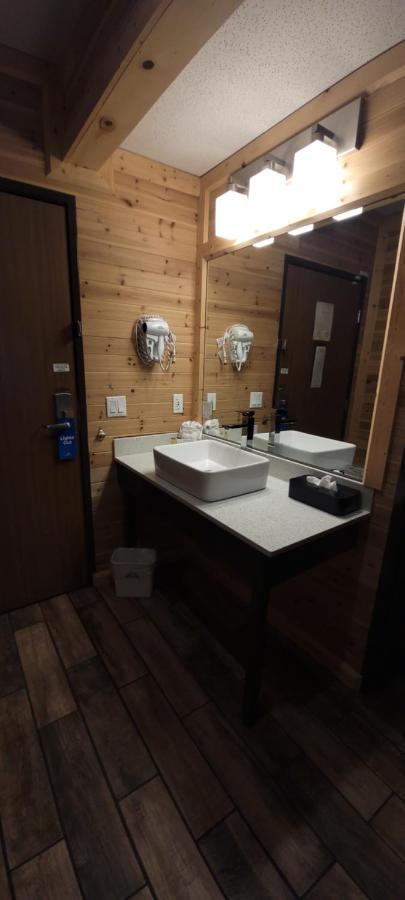 2 Queen Bed, Deluxe Room, Non-Smoking at Days Inn by Wyndham Cadillac