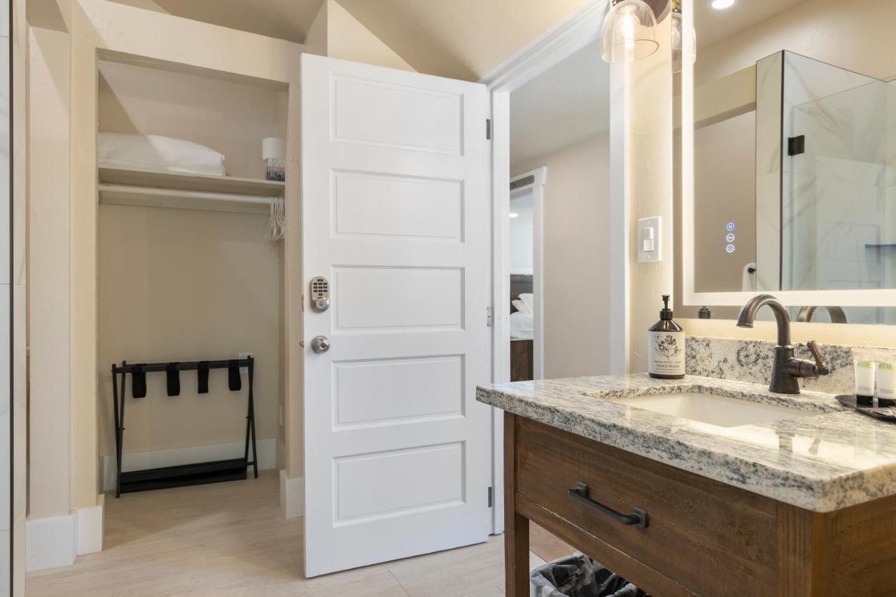 | Waterfront Inn